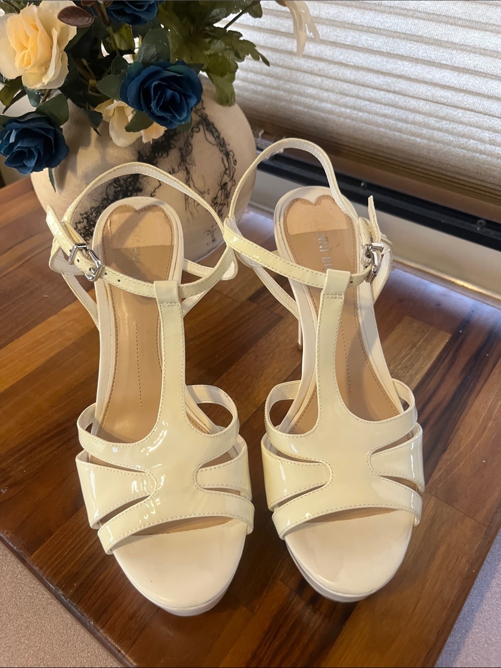 Gianni BINI Sexy !! Women’s Cream Patent T-Strap Sandals